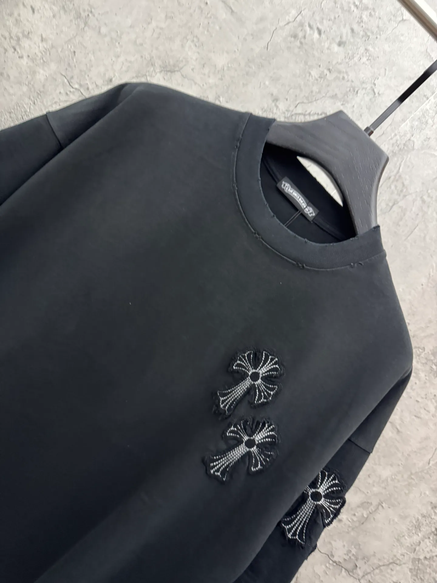 P240 top version, real shot without P, ​​different from market currency) 𝗖𝗵𝗿𝗼𝗺𝗲 𝗛𝗲𝗮𝗿𝘁𝘀/Croxin 2026 spring new original single counter American washed patch embroidered couple short sleeves 👑The highest version! Customized fabric 320 grams, washed and fried, a hot-selling model at the counter, very comfortable to wear. Accessories: original molded and authenticated collar label➕100% silk wash label. Genuine purchase-grade original hangtag➕matching hanging rope➕3D hanging beads➕original packaging bag. Craftsmanship: The original version has consistent wiring! The highest version of the armhole matching technique! Color: Black White Size: S M L XL Style No.: 5206
